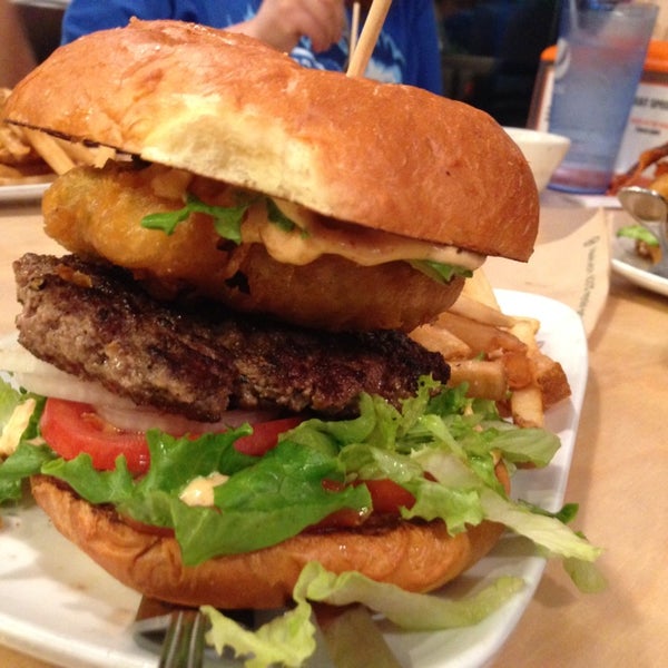 Foto tirada no(a) Crave Real Burgers por Shannon B. em 8/5/2013