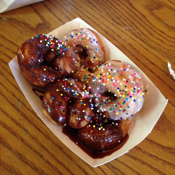 Foto diambil di Danny&#39;s Mini Donuts oleh Angela B. pada 12/20/2013