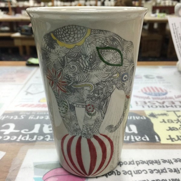 Снимок сделан в meg-art pottery painting studio &amp; espresso bar пользователем sherry g. 1/16/2015