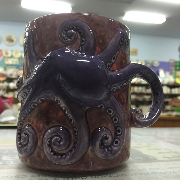 Снимок сделан в meg-art pottery painting studio &amp; espresso bar пользователем sherry g. 4/7/2015
