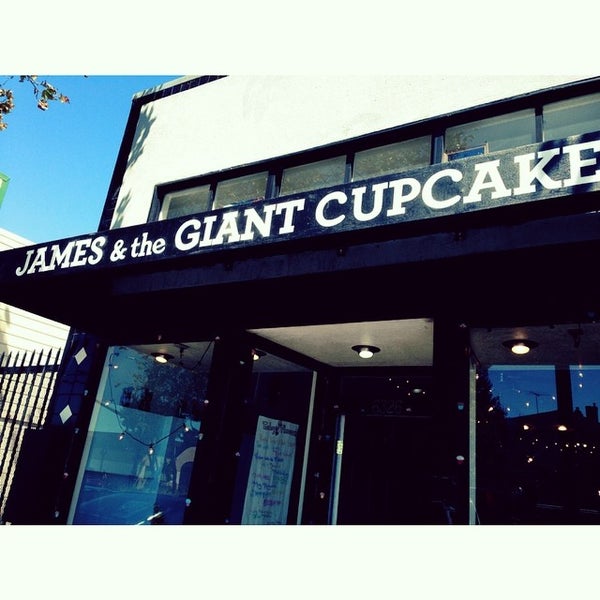 Das Foto wurde bei James and The Giant Cupcake von Merrill A. am 8/16/2014 aufgenommen