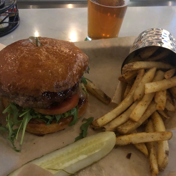 4/4/2019 tarihinde Julio N.ziyaretçi tarafından Burger Theory'de çekilen fotoğraf