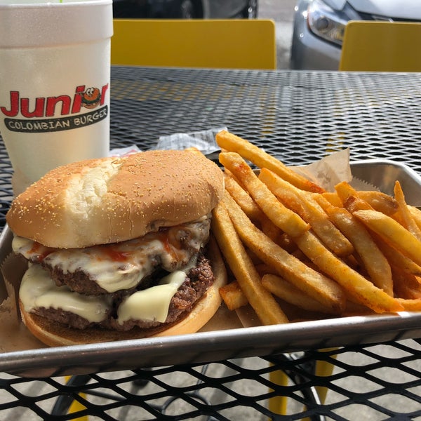 รูปภาพถ่ายที่ Junior Colombian Burger - South Kirkman Road โดย Johnnie W. เมื่อ 5/28/2018