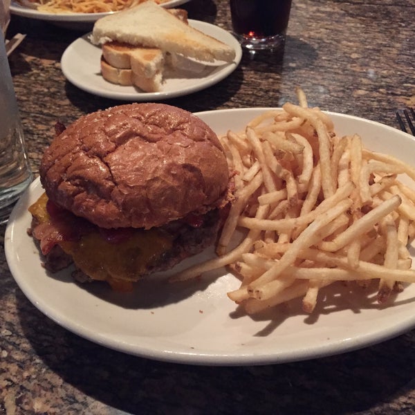 Photo taken at BJ&#39;s Restaurant &amp; Brewhouse by Johnnie W. on 3/15/2015