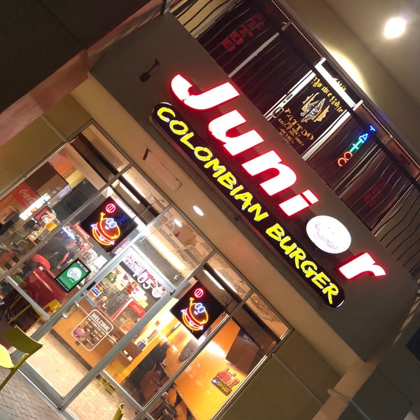2/14/2018 tarihinde Johnnie W.ziyaretçi tarafından Junior Colombian Burger - South Kirkman Road'de çekilen fotoğraf