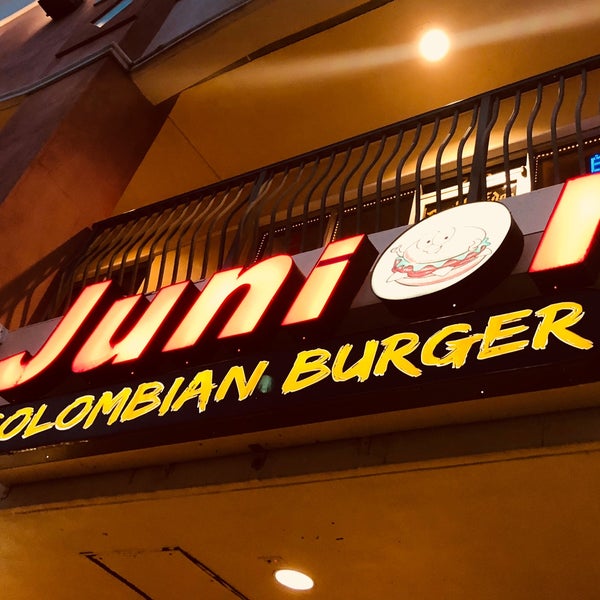 Снимок сделан в Junior Colombian Burger - South Kirkman Road пользователем Johnnie W. 3/10/2018