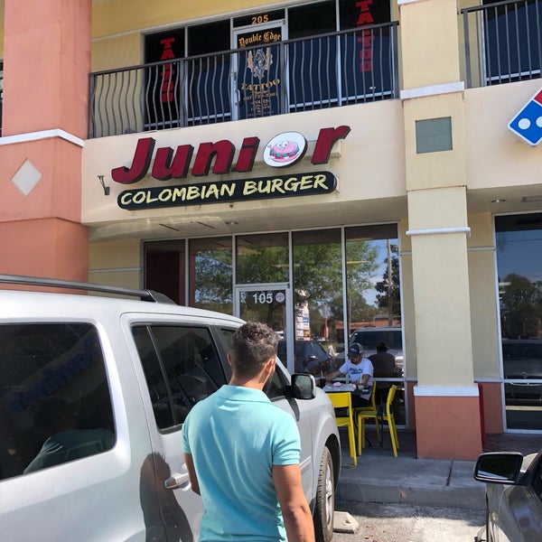 Снимок сделан в Junior Colombian Burger - South Kirkman Road пользователем Johnnie W. 3/2/2018
