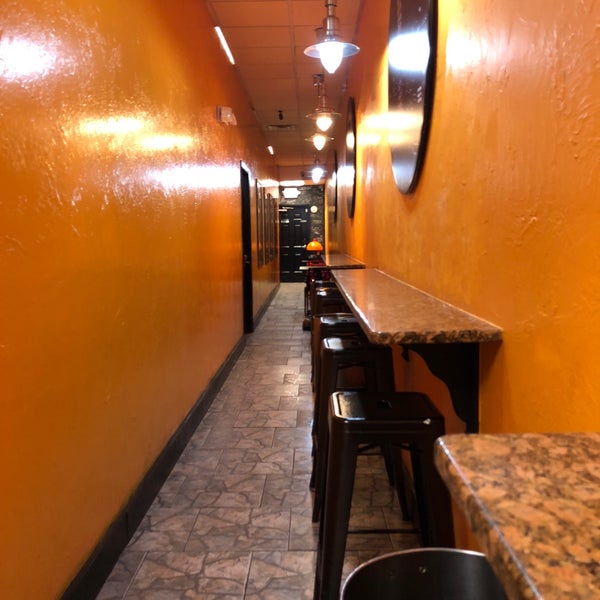 2/10/2018 tarihinde Johnnie W.ziyaretçi tarafından Junior Colombian Burger - South Kirkman Road'de çekilen fotoğraf