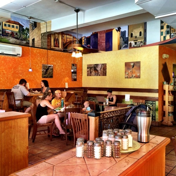 Das Foto wurde bei Caboose Cafe &amp; Bakery von Holly G. am 7/4/2014 aufgenommen