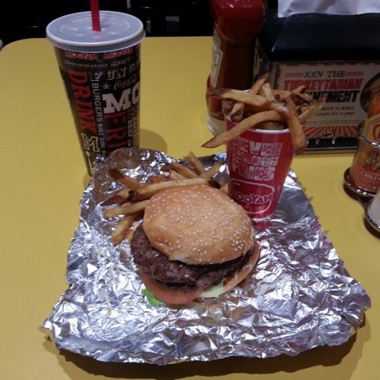 Foto tomada en MOOYAH Burgers, Fries &amp; Shakes  por Steven C. el 1/21/2013