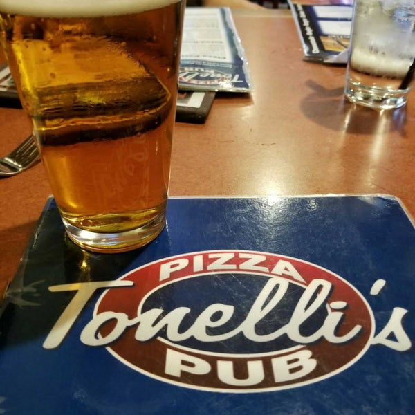 Foto tirada no(a) Tonelli&#39;s Pizza Pub por Joseph G. em 8/25/2017