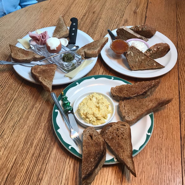 12/9/2018 tarihinde Annette W.ziyaretçi tarafından Five Points Bakery &amp; Toast Cafe'de çekilen fotoğraf