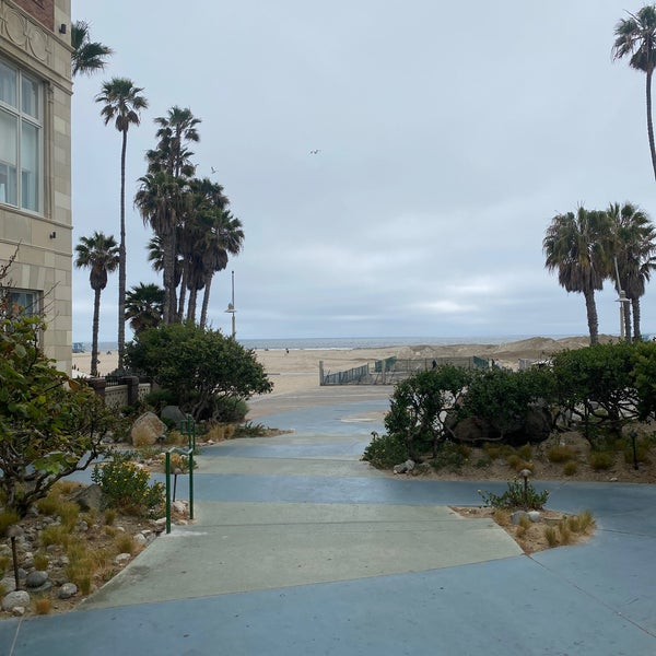 รูปภาพถ่ายที่ Shutters on the Beach โดย Emily R. เมื่อ 6/3/2021