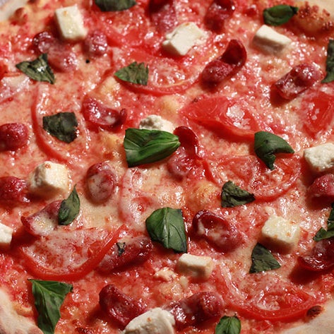 Рекомендуем пиццу "Неаполитано" с охотничьими колбасками, нежным сыром Фета, спелыми томатами, базиликом и сыром Моццарелла.