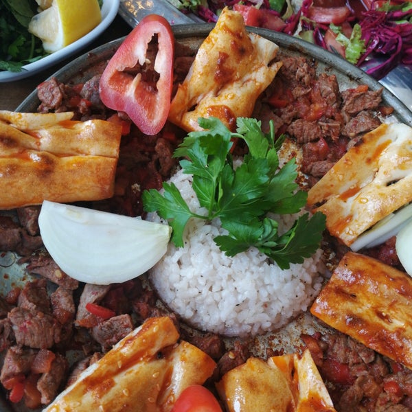 Foto tirada no(a) Kasr-ı Ala Restaurant por FEVZİ U. em 12/22/2019