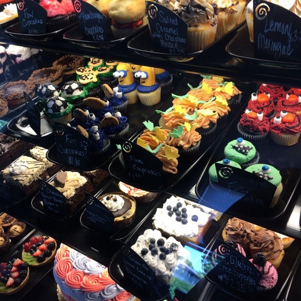 Foto diambil di Desserts, Etc. oleh Melissa W. pada 6/18/2014