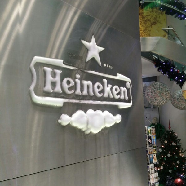 Foto tirada no(a) Heineken Brand Store por Nathan Y. em 12/21/2014