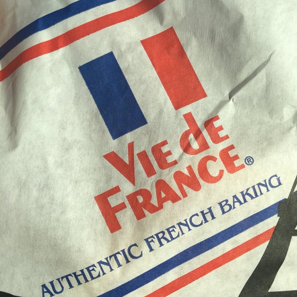 Foto scattata a Vie de France Bakery Cafe da April A. il 10/4/2017