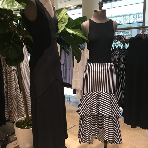 banana republic montgomery mall hours