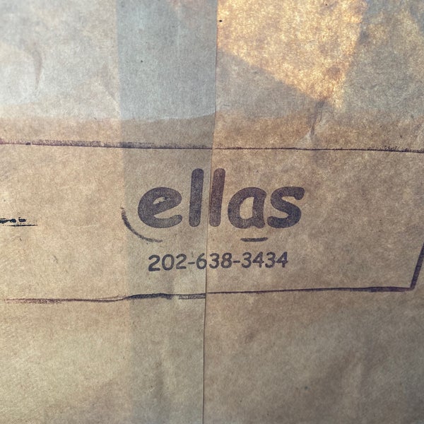 Foto diambil di Ella&#39;s Wood-Fired Pizza oleh April A. pada 3/9/2021