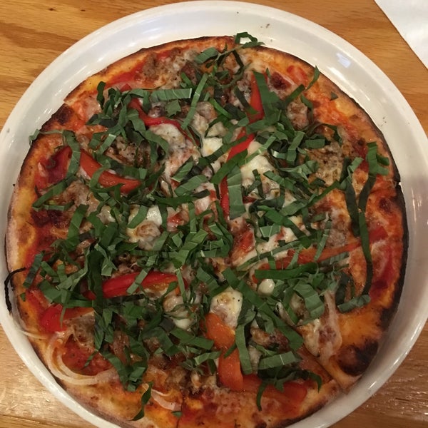 4/25/2016 tarihinde April A.ziyaretçi tarafından Matchbox Vintage Pizza Bistro'de çekilen fotoğraf