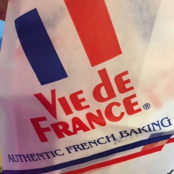 Foto scattata a Vie de France Bakery Cafe da April A. il 8/30/2017
