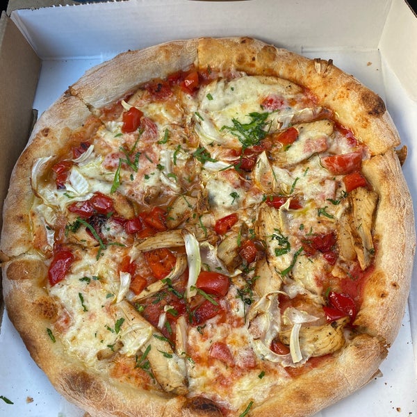 Foto diambil di Ella&#39;s Wood-Fired Pizza oleh April A. pada 3/5/2021