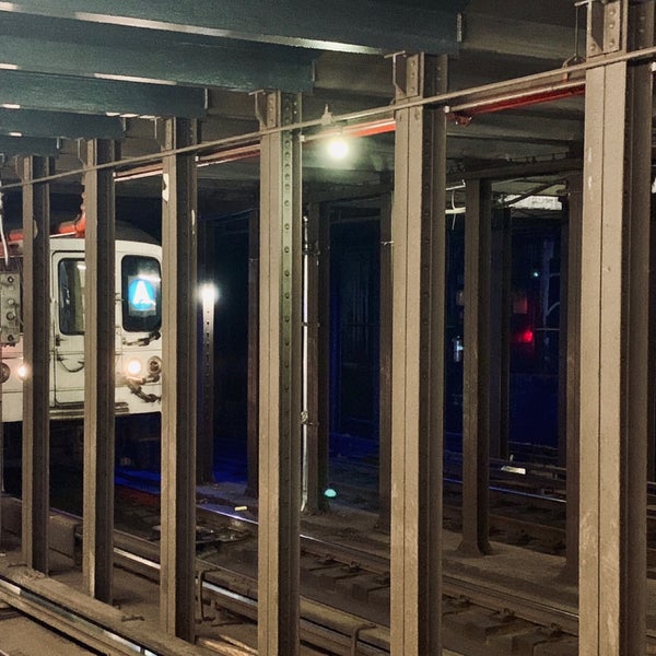 รูปภาพถ่ายที่ MTA Subway - 50th St (C/E) โดย Matt M. เมื่อ 10/25/2018
