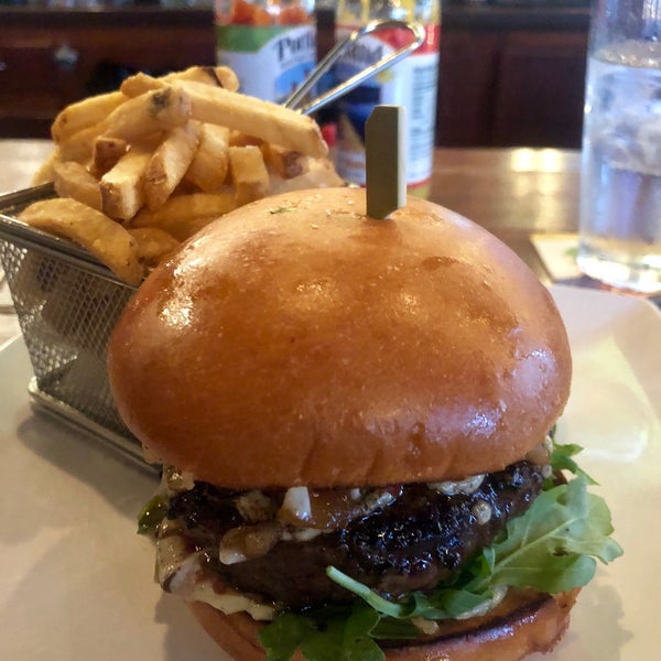 5/19/2018 tarihinde Matt M.ziyaretçi tarafından 8oz Burger Bar'de çekilen fotoğraf