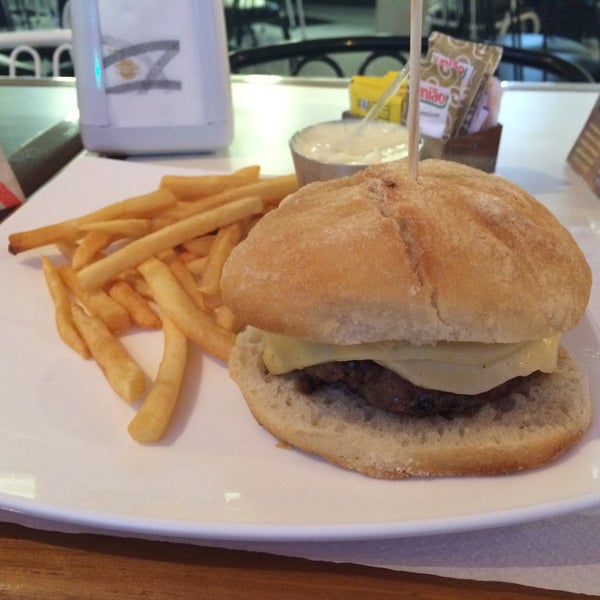 Foto tirada no(a) Vintage Burger por Clarissa C. em 11/7/2015