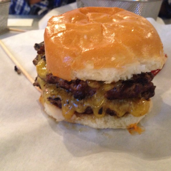 รูปภาพถ่ายที่ Juicy Burgers &amp; Dogs โดย Corinne A. เมื่อ 11/7/2014
