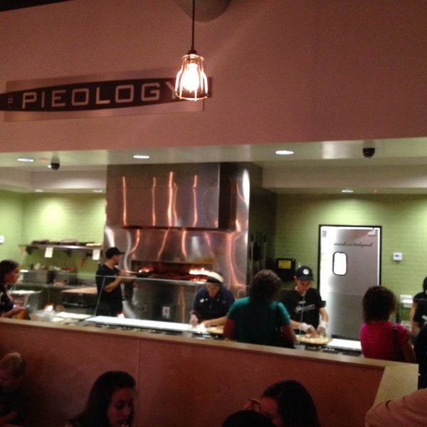 9/22/2013 tarihinde Mario A.ziyaretçi tarafından Pieology Pizzeria'de çekilen fotoğraf