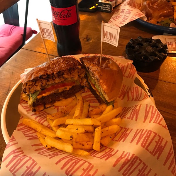 Foto tomada en MEZBAA Steak&amp;Burger  por Ragıp ®. el 9/6/2021