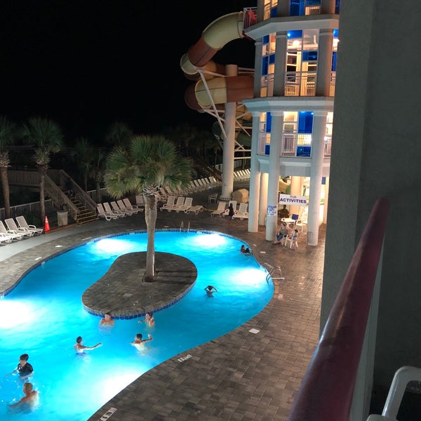 Foto scattata a Crown Reef Beach Resort and Waterpark da Robert S. il 7/13/2018