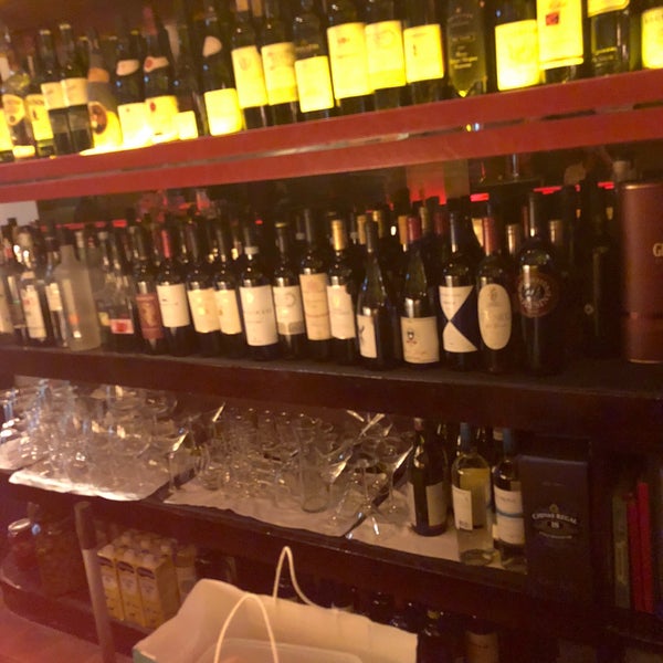 Foto tomada en DiVino Wine Bar &amp; Restaurant  por Chuck M. el 5/21/2018