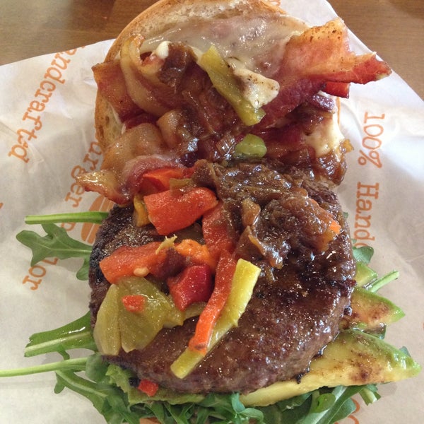 รูปภาพถ่ายที่ Burger Parlor โดย Mike เมื่อ 5/8/2013