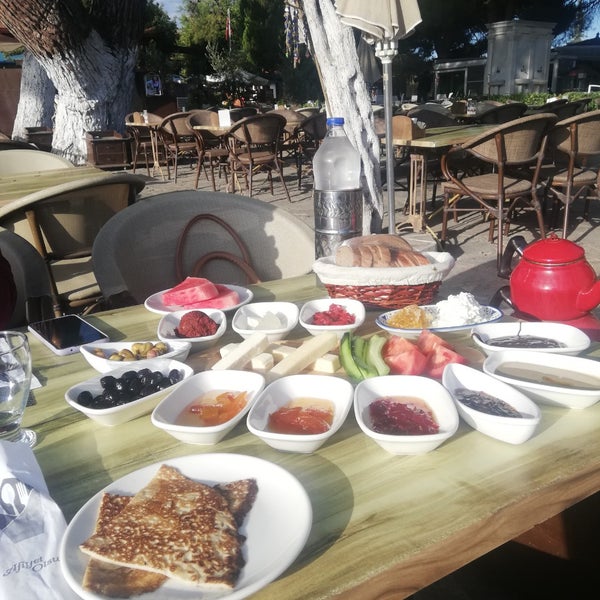รูปภาพถ่ายที่ Artemis Restaurant &amp; Şarap Evi โดย Emrah Y. เมื่อ 9/22/2022