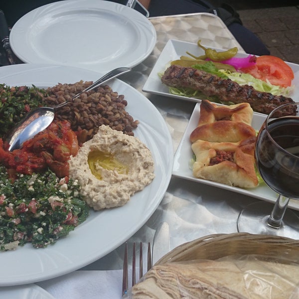 A hidden Lebanese canteen where you can enjoy original tastes surrounded by antiquity boutiques. Cool!