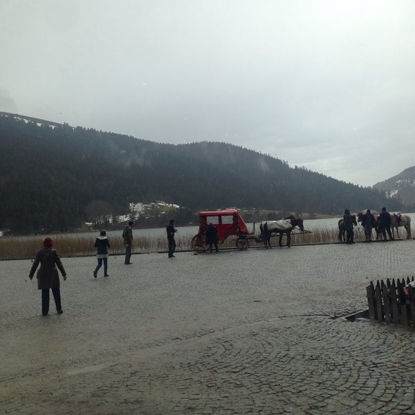 Снимок сделан в Abant Çamlık Restoran пользователем Fatih D. 3/29/2015