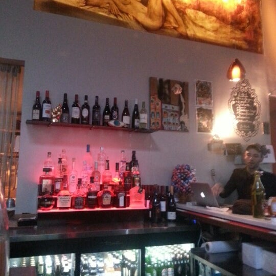 11/24/2012 tarihinde Mark A.ziyaretçi tarafından Monika&#39;s Cafe Bar'de çekilen fotoğraf