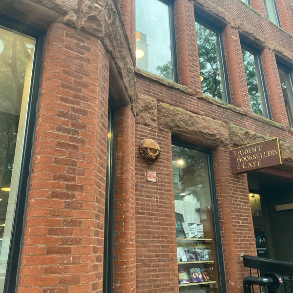 Foto tirada no(a) Trident Booksellers &amp; Cafe por Kaitlyn S. em 8/23/2022