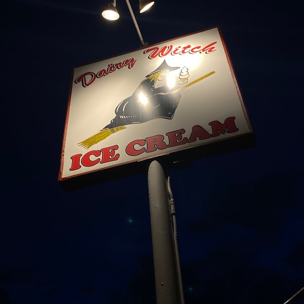 Das Foto wurde bei Dairy Witch Ice Cream von Kaitlyn S. am 5/19/2021 aufgenommen