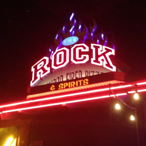 Foto tomada en The Rock Wood Fired Pizza  por Templemans el 1/16/2013
