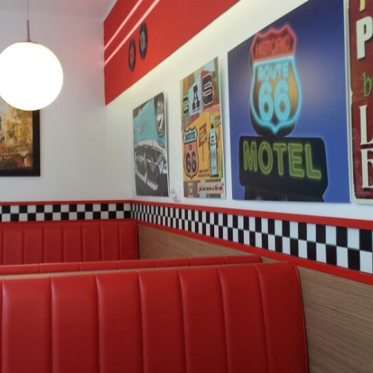 10/8/2014 tarihinde Danka T.ziyaretçi tarafından Burger Store'de çekilen fotoğraf