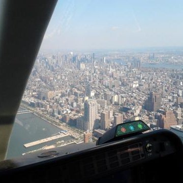 Foto tirada no(a) Helicopter New York City por Helicopter New York City em 9/19/2014