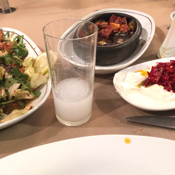 รูปภาพถ่ายที่ Safir Restaurant โดย İbrahim เมื่อ 3/7/2018