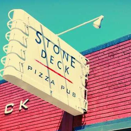 Das Foto wurde bei Stonedeck Pizza Pub von Stonedeck Pizza Pub am 9/19/2014 aufgenommen