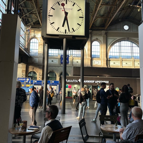 9/20/2021 tarihinde Sofiia Y.ziyaretçi tarafından Bahnhof Zürich Stadelhofen'de çekilen fotoğraf
