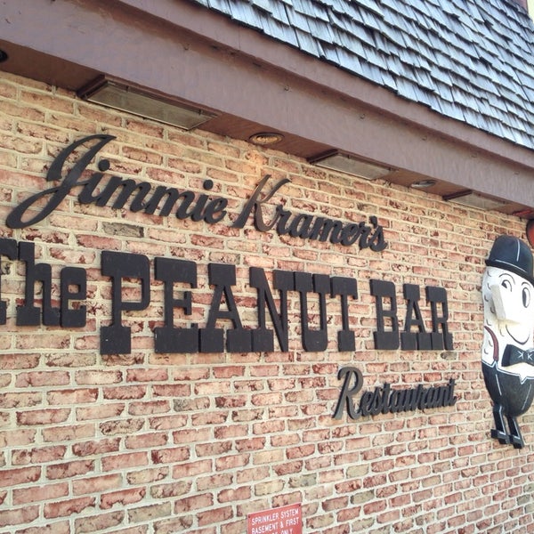 Photo prise au Jimmie Kramer&#39;s Peanut Bar par Bryan le6/18/2014