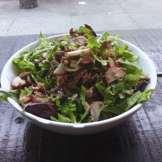 11/30/2012 tarihinde Maxwell F.ziyaretçi tarafından GreenStreets Salads'de çekilen fotoğraf